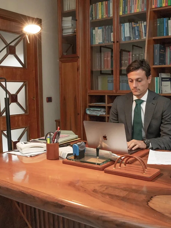 Avv. Vincenzo Ezio Esposito al lavoro su un caso di diritto penale internazionale