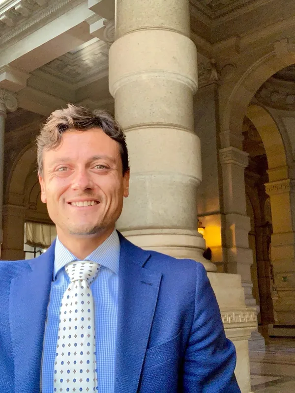 Avv. Vincenzo Ezio Esposito davanti al Palazzo di Giustizia